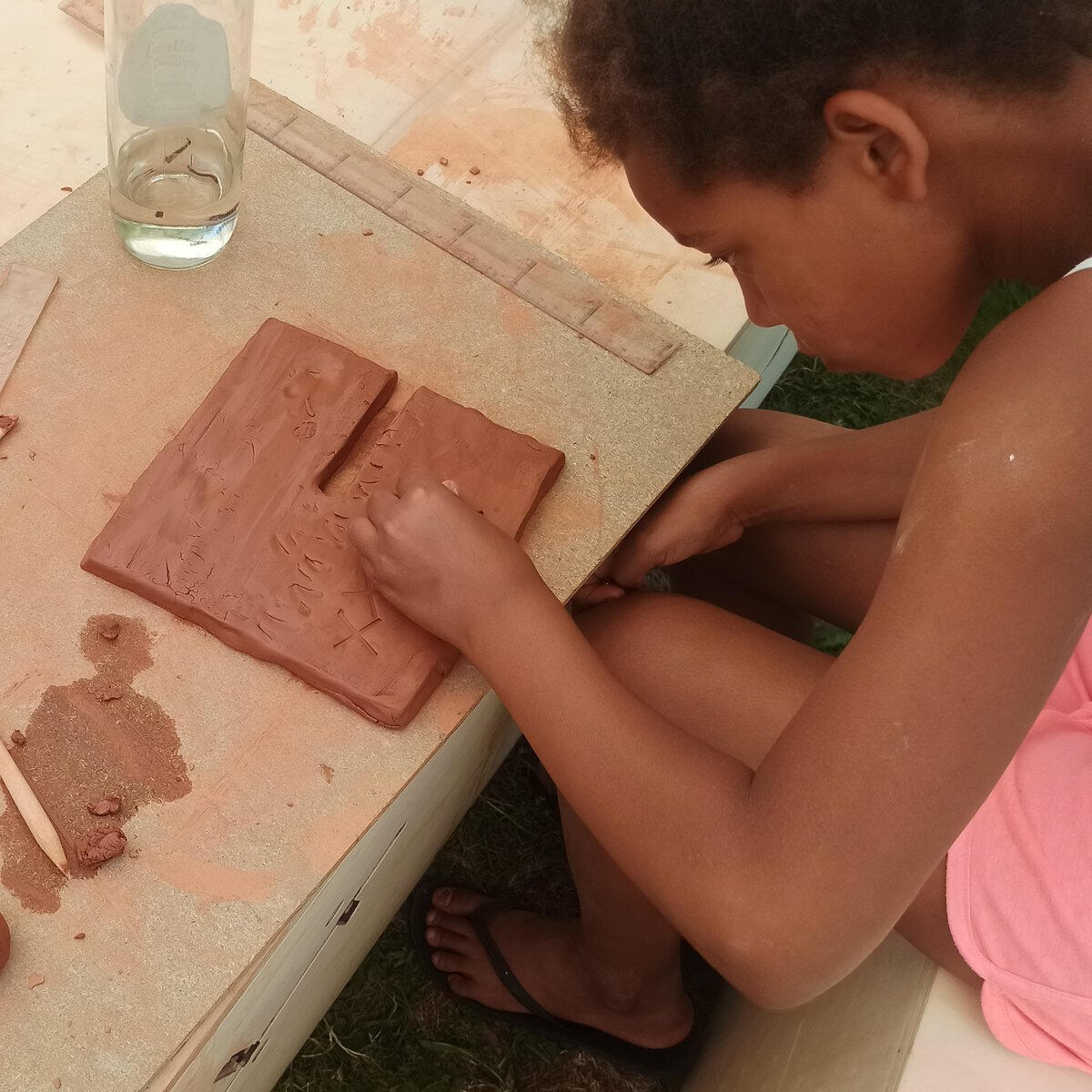 Ateliers de bas-relief et modelage en argile crue