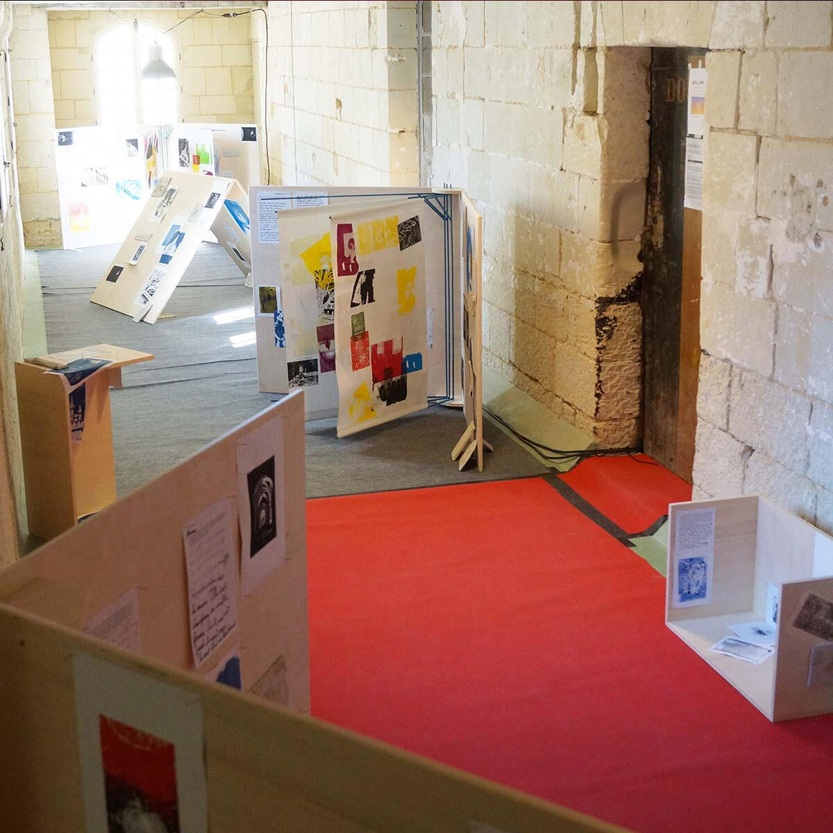 Vue de la première exposition — couloir de l'Atelier 1(101)