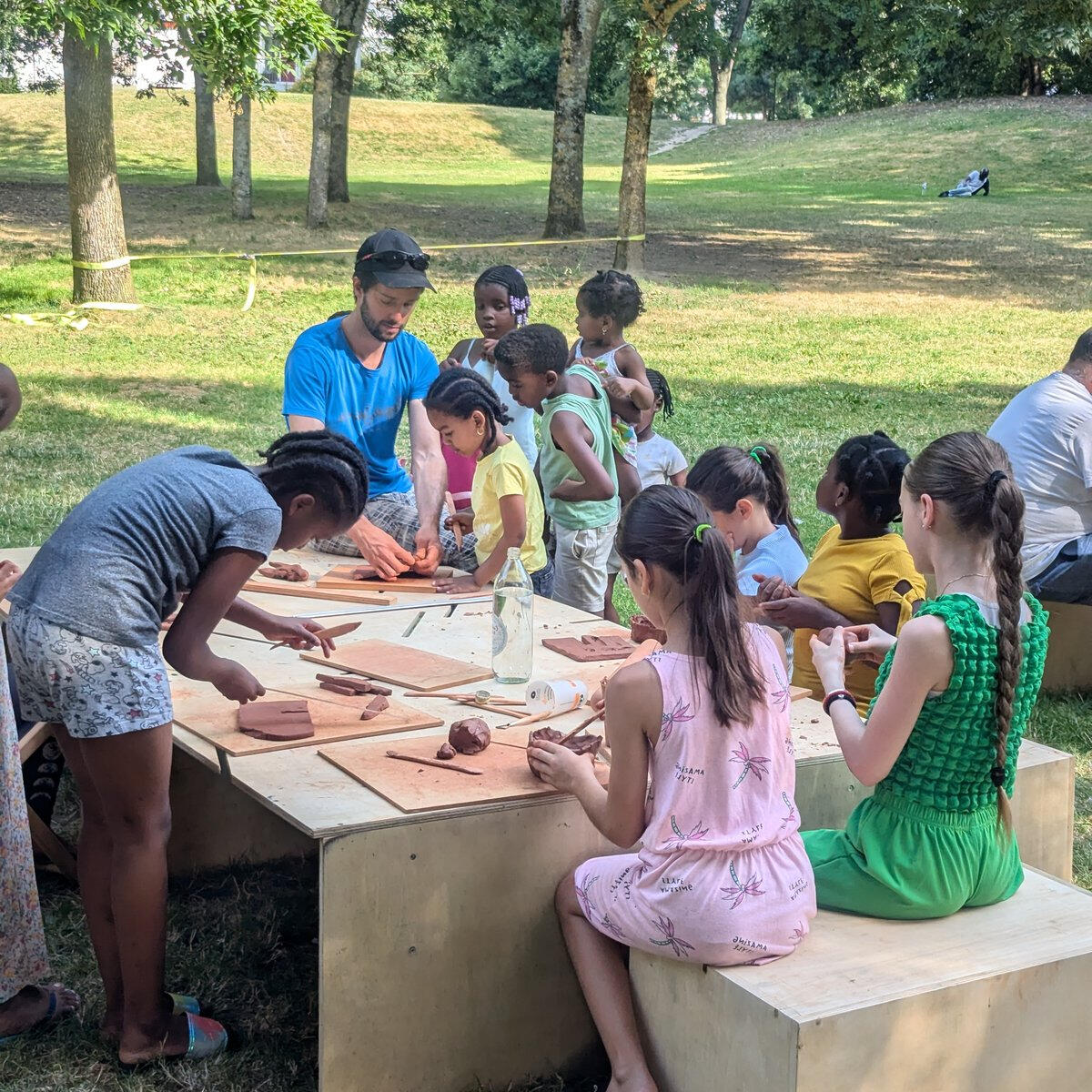 Transmission de la technique du bas-relief en argile crue