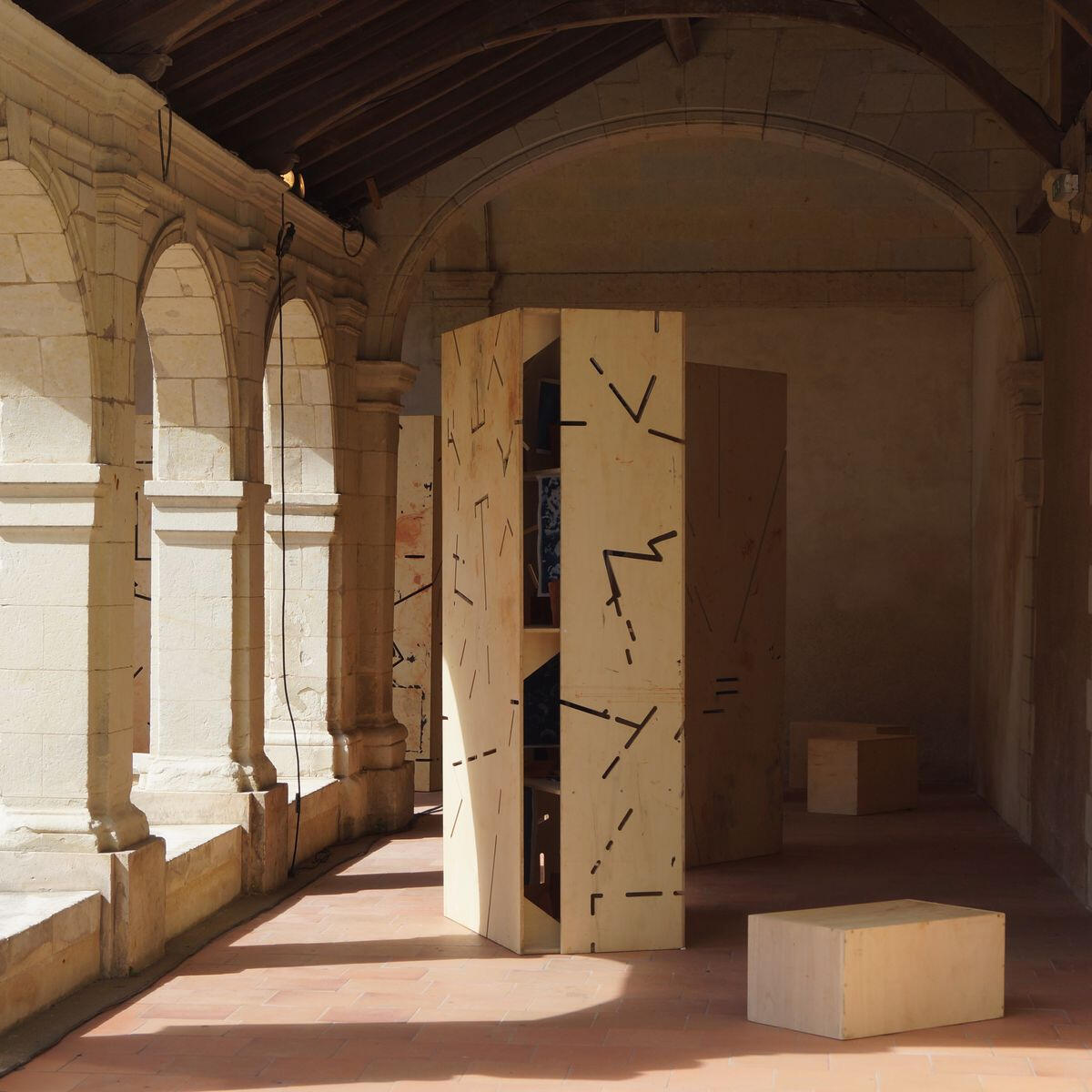 Vue d'exposition — Cloître Toussaint, festival d'art de rue les Accroche-Coeurs